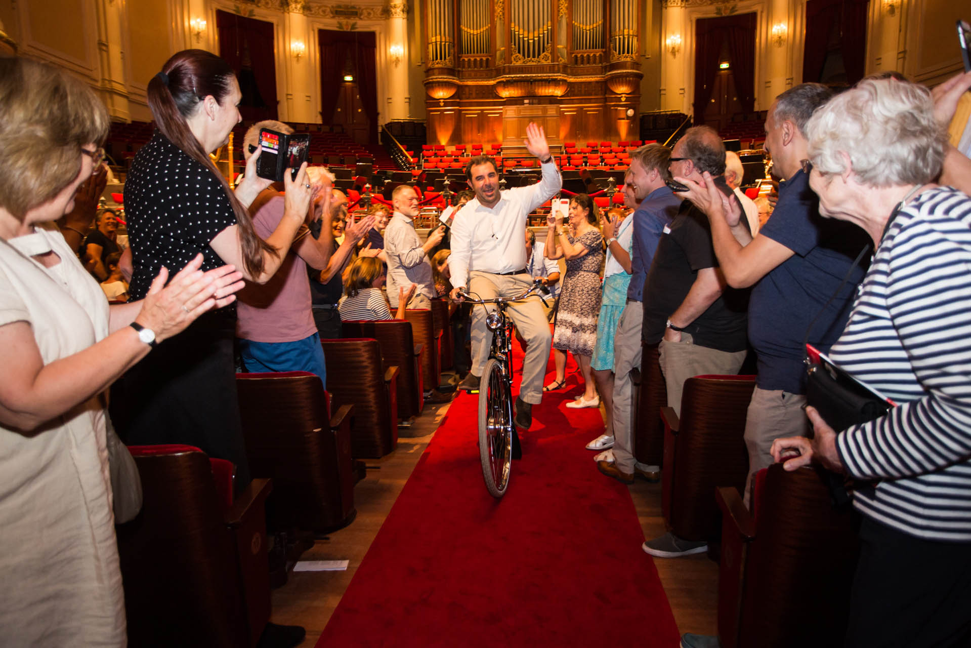 DanieleGatti ontvangt fiets van Concertvrienden.